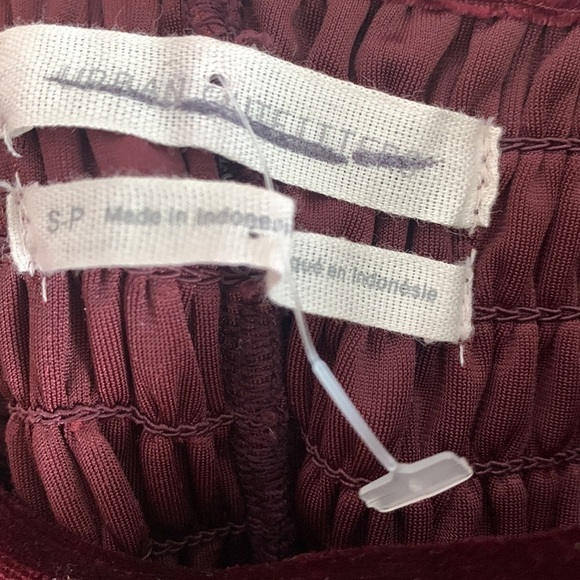 Urban outfitters small short puff sleeve smocked crushed velvet romper new - Picture 6 of 12